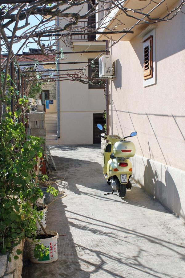 Apartments With A Parking Space Supetar, Brac - 6037 Exterior photo